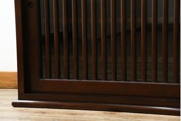中古　希少な廃番品　九州民芸家具　格子入り　落ち着いた色合いが大人な雰囲気を醸し出す水屋箪笥サイドボード(下駄箱、収納棚、戸棚、キャビネット、食器棚、店舗什器)(R-082057)