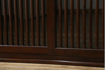 中古　希少な廃番品　九州民芸家具　格子入り　落ち着いた色合いが大人な雰囲気を醸し出す水屋箪笥サイドボード(下駄箱、収納棚、戸棚、キャビネット、食器棚、店舗什器)(R-082057)