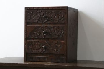 中古　美品　名門　大阪屋家具店　軽井沢彫り　咲き誇る桜が見事に彫刻された三段小引き出し(チェスト、整理箪笥、卓上収納、引き出し)(定価約15万円)(R-082060)
