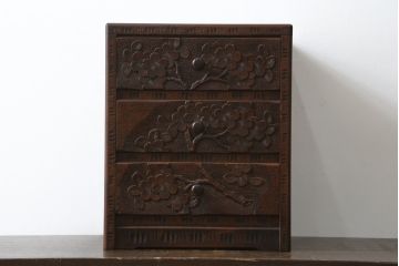 中古　美品　名門　大阪屋家具店　軽井沢彫り　咲き誇る桜が見事に彫刻された三段小引き出し(チェスト、整理箪笥、卓上収納、引き出し)(定価約15万円)(R-082060)