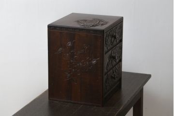 中古　美品　名門　大阪屋家具店　軽井沢彫り　咲き誇る桜が見事に彫刻された三段小引き出し(チェスト、整理箪笥、卓上収納、引き出し)(定価約15万円)(R-082060)