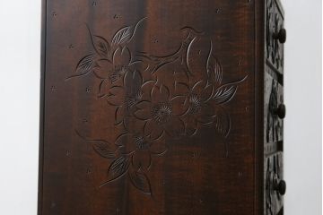 中古　美品　名門　大阪屋家具店　軽井沢彫り　咲き誇る桜が見事に彫刻された三段小引き出し(チェスト、整理箪笥、卓上収納、引き出し)(定価約15万円)(R-082060)