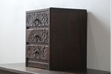 中古　美品　名門　大阪屋家具店　軽井沢彫り　咲き誇る桜が見事に彫刻された三段小引き出し(チェスト、整理箪笥、卓上収納、引き出し)(定価約15万円)(R-082060)
