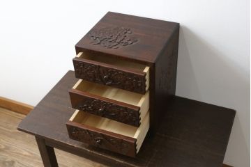 中古　美品　名門　大阪屋家具店　軽井沢彫り　咲き誇る桜が見事に彫刻された三段小引き出し(チェスト、整理箪笥、卓上収納、引き出し)(定価約15万円)(R-082060)