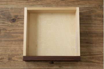 中古　美品　名門　大阪屋家具店　軽井沢彫り　咲き誇る桜が見事に彫刻された三段小引き出し(チェスト、整理箪笥、卓上収納、引き出し)(定価約15万円)(R-082060)