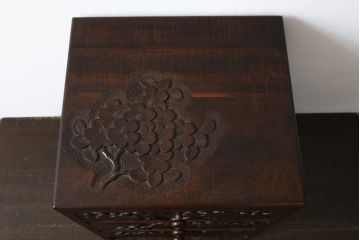 中古　美品　名門　大阪屋家具店　軽井沢彫り　咲き誇る桜が見事に彫刻された三段小引き出し(チェスト、整理箪笥、卓上収納、引き出し)(定価約15万円)(R-082060)
