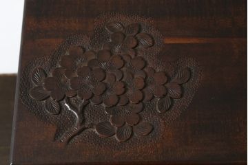 中古　美品　名門　大阪屋家具店　軽井沢彫り　咲き誇る桜が見事に彫刻された三段小引き出し(チェスト、整理箪笥、卓上収納、引き出し)(定価約15万円)(R-082060)