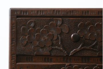 中古　美品　名門　大阪屋家具店　軽井沢彫り　咲き誇る桜が見事に彫刻された三段小引き出し(チェスト、整理箪笥、卓上収納、引き出し)(定価約15万円)(R-082060)