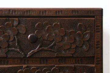 中古　美品　名門　大阪屋家具店　軽井沢彫り　咲き誇る桜が見事に彫刻された三段小引き出し(チェスト、整理箪笥、卓上収納、引き出し)(定価約15万円)(R-082060)
