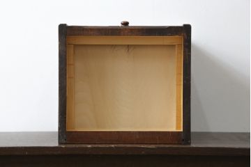 中古　美品　名門　大阪屋家具店　軽井沢彫り　咲き誇る桜が見事に彫刻された三段小引き出し(チェスト、整理箪笥、卓上収納、引き出し)(定価約15万円)(R-082060)