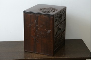 中古　美品　名門　大阪屋家具店　軽井沢彫り　咲き誇る桜が見事に彫刻された三段小引き出し　定価約15万円　(R-082060)
