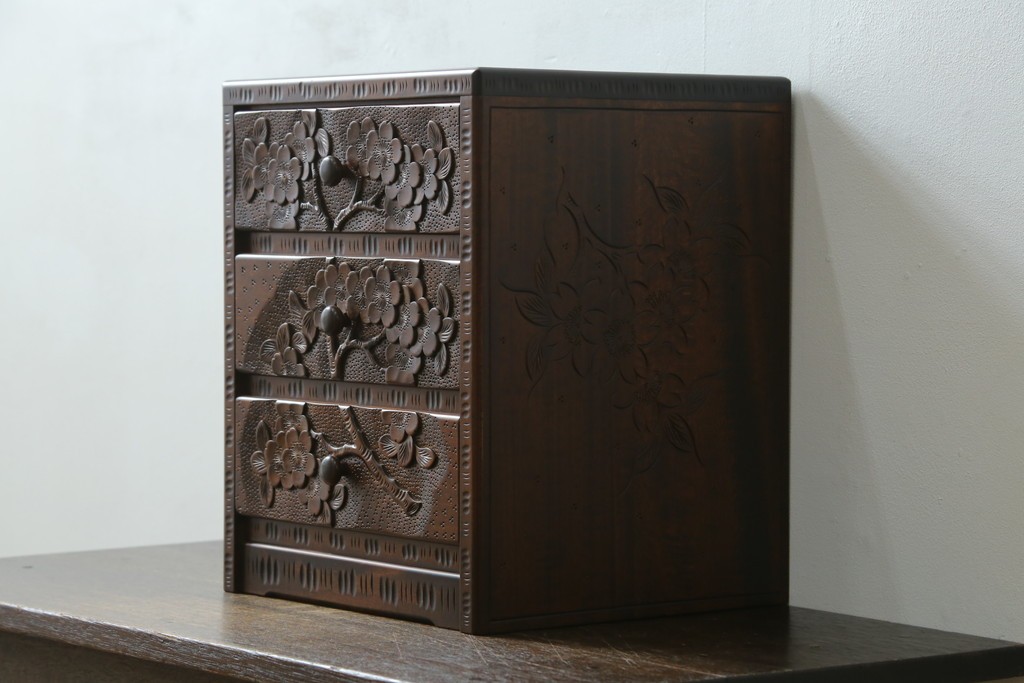 中古　美品　名門　大阪屋家具店　軽井沢彫り　咲き誇る桜が見事に彫刻された三段小引き出し　定価約15万円　(R-082060)