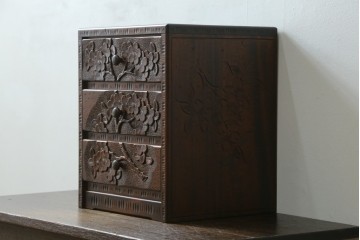中古　美品　名門　大阪屋家具店　軽井沢彫り　咲き誇る桜が見事に彫刻された三段小引き出し　定価約15万円　(R-082060)