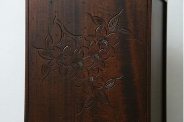 中古　美品　名門　大阪屋家具店　軽井沢彫り　咲き誇る桜が見事に彫刻された三段小引き出し　定価約15万円　(R-082060)