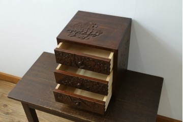 中古　美品　名門　大阪屋家具店　軽井沢彫り　咲き誇る桜が見事に彫刻された三段小引き出し　定価約15万円　(R-082060)