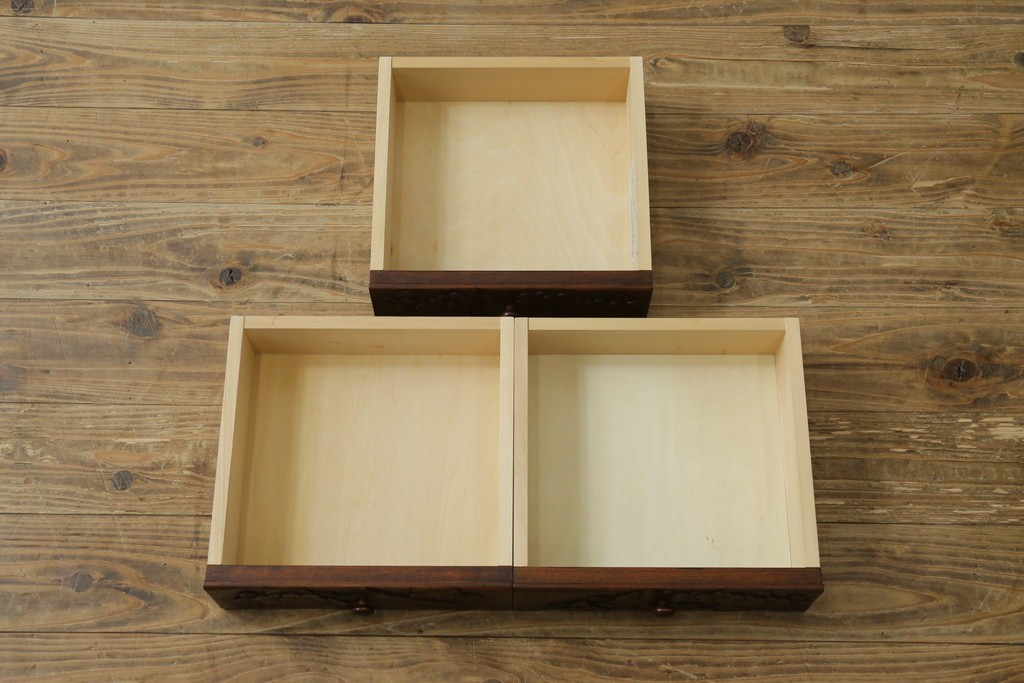 中古　美品　名門　大阪屋家具店　軽井沢彫り　咲き誇る桜が見事に彫刻された三段小引き出し　定価約15万円　(R-082060)