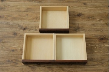 中古　美品　名門　大阪屋家具店　軽井沢彫り　咲き誇る桜が見事に彫刻された三段小引き出し　定価約15万円　(R-082060)