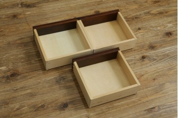 中古　美品　名門　大阪屋家具店　軽井沢彫り　咲き誇る桜が見事に彫刻された三段小引き出し　定価約15万円　(R-082060)