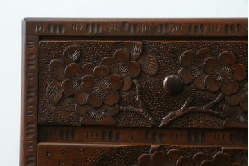 中古　美品　名門　大阪屋家具店　軽井沢彫り　咲き誇る桜が見事に彫刻された三段小引き出し　定価約15万円　(R-082060)
