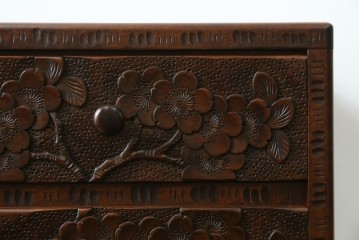 中古　美品　名門　大阪屋家具店　軽井沢彫り　咲き誇る桜が見事に彫刻された三段小引き出し　定価約15万円　(R-082060)