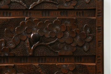 中古　美品　名門　大阪屋家具店　軽井沢彫り　咲き誇る桜が見事に彫刻された三段小引き出し　定価約15万円　(R-082060)