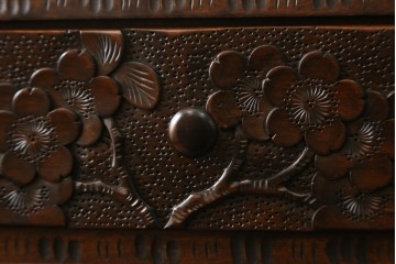 中古　美品　名門　大阪屋家具店　軽井沢彫り　咲き誇る桜が見事に彫刻された三段小引き出し　定価約15万円　(R-082060)