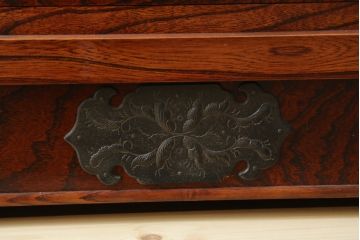 中古　美品　力強い杢目が目を引く岩谷堂箪笥サイドボード(収納棚、戸棚、引き出し、食器棚、カップボード、サイドキャビネット)(R-082066)