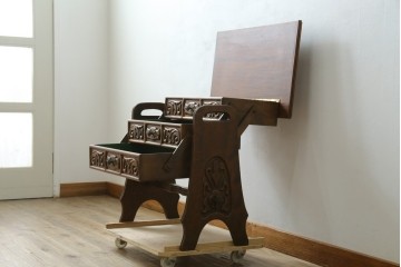 フランスヴィンテージ　珍品　希少　オーク材　サイドテーブルとしても使える彫刻入りソーイングボックス　(R-082067)
