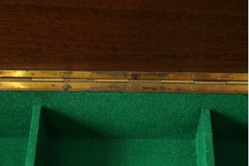 フランスヴィンテージ　珍品　希少　オーク材　サイドテーブルとしても使える彫刻入りソーイングボックス　(R-082067)