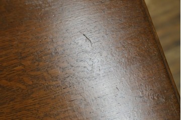 フランスヴィンテージ　珍品　希少　オーク材　サイドテーブルとしても使える彫刻入りソーイングボックス　(R-082067)