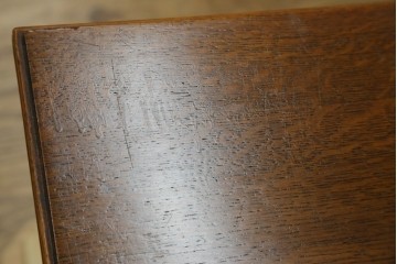 フランスヴィンテージ　珍品　希少　オーク材　サイドテーブルとしても使える彫刻入りソーイングボックス　(R-082067)