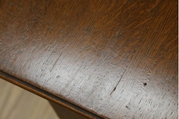 フランスヴィンテージ　珍品　希少　オーク材　サイドテーブルとしても使える彫刻入りソーイングボックス　(R-082067)