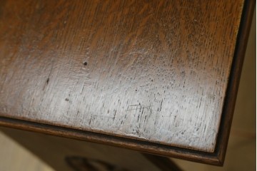 フランスヴィンテージ　珍品　希少　オーク材　サイドテーブルとしても使える彫刻入りソーイングボックス　(R-082067)