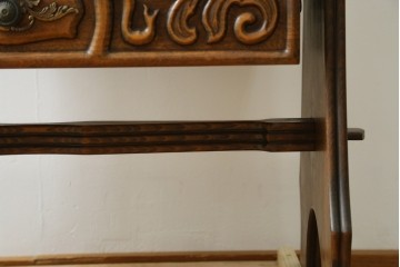 フランスヴィンテージ　珍品　希少　オーク材　サイドテーブルとしても使える彫刻入りソーイングボックス　(R-082067)
