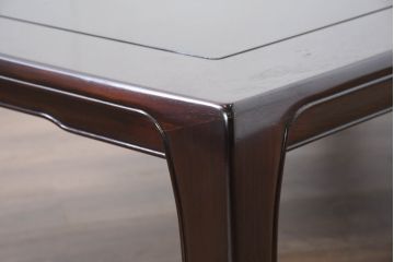 中古　超美品　国産　職人手作り　指物工芸家具　漆塗り　総紫檀(シタン)材　落ち着いた色味と丸みを帯びた脚が上品な座卓(ローテーブル、センターテーブル、リビングテーブル)(定価約70万円)(R-082075)