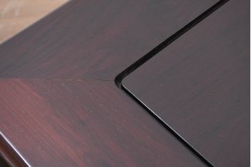 中古　超美品　国産　職人手作り　指物工芸家具　漆塗り　総紫檀(シタン)材　落ち着いた色味と丸みを帯びた脚が上品な座卓(ローテーブル、センターテーブル、リビングテーブル)(定価約70万円)(R-082075)