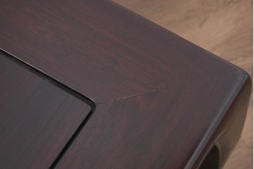 中古　超美品　国産　職人手作り　指物工芸家具　漆塗り　総紫檀(シタン)材　落ち着いた色味と丸みを帯びた脚が上品な座卓(ローテーブル、センターテーブル、リビングテーブル)(定価約70万円)(R-082075)