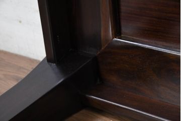 中古　超美品　国産　職人手作り　指物工芸家具　漆塗り　総紫檀(シタン)材　落ち着いた色味と丸みを帯びた脚が上品な座卓(ローテーブル、センターテーブル、リビングテーブル)(定価約70万円)(R-082075)
