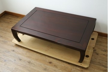 中古　超美品　国産　職人手作り　指物工芸家具　漆塗り　総紫檀(シタン)材　落ち着いた色味と丸みを帯びた脚が上品な座卓　定価約70万円　(R-082075)