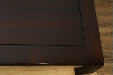 中古　超美品　国産　職人手作り　指物工芸家具　漆塗り　総紫檀(シタン)材　落ち着いた色味と丸みを帯びた脚が上品な座卓　定価約70万円　(R-082075)
