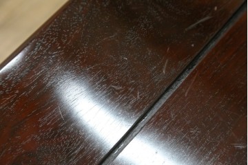 中古　超美品　国産　職人手作り　指物工芸家具　漆塗り　総紫檀(シタン)材　落ち着いた色味と丸みを帯びた脚が上品な座卓　定価約70万円　(R-082075)