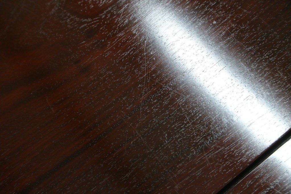 中古　超美品　国産　職人手作り　指物工芸家具　漆塗り　総紫檀(シタン)材　落ち着いた色味と丸みを帯びた脚が上品な座卓　定価約70万円　(R-082075)