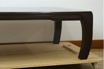 中古　超美品　国産　職人手作り　指物工芸家具　漆塗り　総紫檀(シタン)材　落ち着いた色味と丸みを帯びた脚が上品な座卓　定価約70万円　(R-082075)