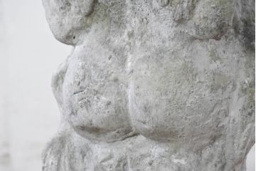 フランスアンティーク　微笑みをたたえる天使像(陶器像)　(R-082097)