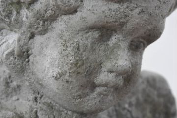 フランスアンティーク　微笑みをたたえる天使像(陶器像)　(R-082097)