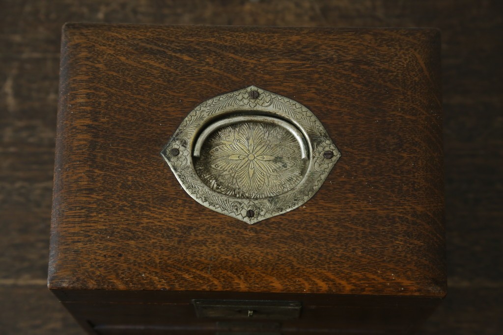 和製アンティーク　希少　上手物　楢(ナラ)材　レトロな雰囲気が素敵な作りの良い薬箱　(R-082099)