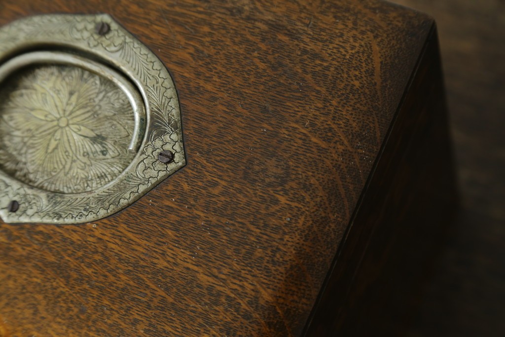 和製アンティーク　希少　上手物　楢(ナラ)材　レトロな雰囲気が素敵な作りの良い薬箱　(R-082099)