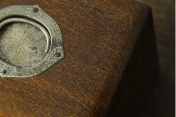 和製アンティーク　希少　上手物　楢(ナラ)材　レトロな雰囲気が素敵な作りの良い薬箱　(R-082099)