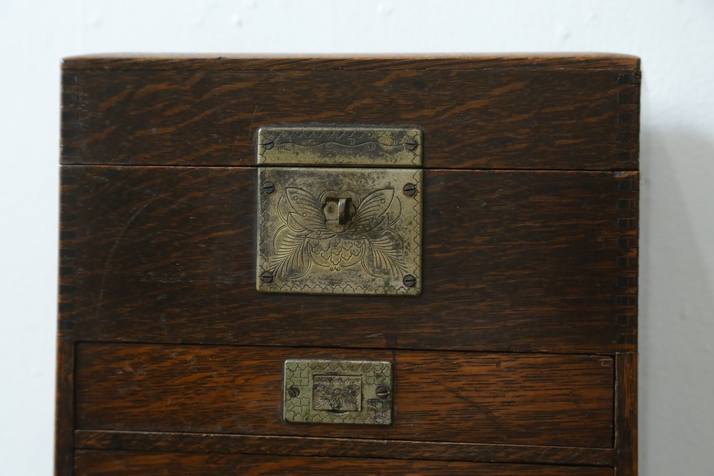 和製アンティーク　希少　上手物　楢(ナラ)材　レトロな雰囲気が素敵な作りの良い薬箱　(R-082099)