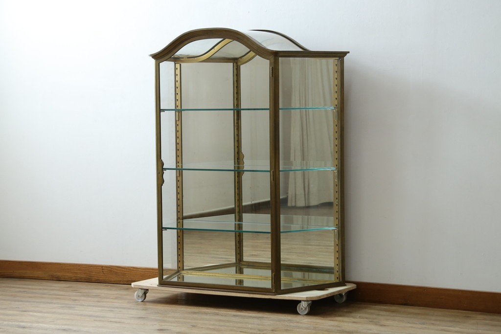 フランスアンティーク　高級品　真鍮(しんちゅう)フレーム　曲げガラス天板のおしゃれなガラスケース　(R-082104)